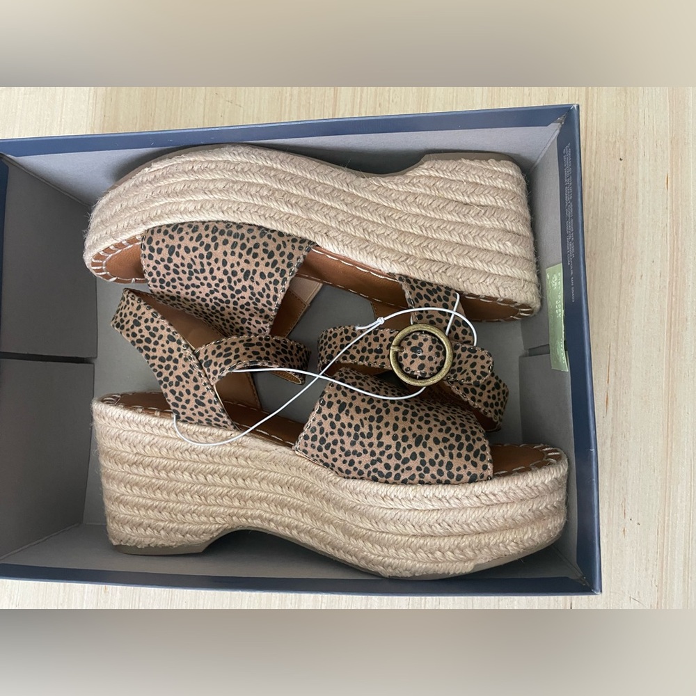 ✨LAST CHANCE ✨Universal Thread Tan Espadrille Wedges